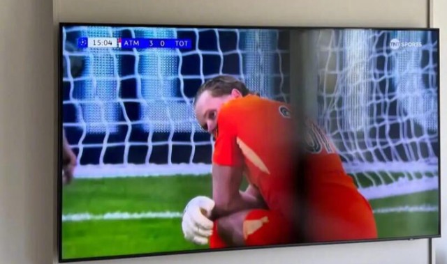 热刺门将金斯基两度失误被换下，赛后获球迷安慰|马竞|欧冠|托特纳姆热刺|马德里竞技|决赛_新浪体育_新浪新闻